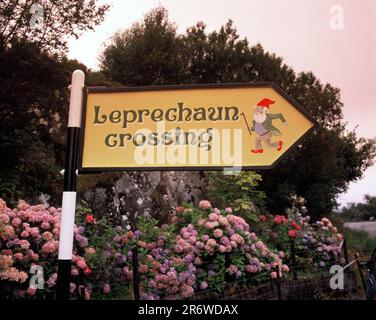 Irland. County Kerry. Killarney-Nationalpark. Schild "Leprechaun Crossing". Stockfoto