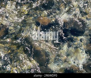 Japan. Nahaufnahme der Natur. Wasseroberfläche eines schnell fließenden Flusses. Stockfoto