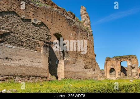 Ruinen der Caracalla-Bäder oder Terme di Caracalla. Die Bäder waren die zweitgrößten öffentlichen römischen Bäder oder Thermen der Stadt, Rom, Italien Stockfoto