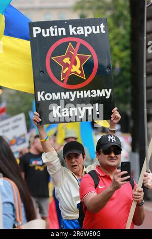 London, Großbritannien. 11. Juni 2023 Ukrainische Vyshyvanka marschiert von der Downing Street zur Holland Park Avenue (Statue St. Volodymyr). Die Ukrainer marschieren durch das Zentrum Londons und tragen traditionelle gestickte Kleidung, auch bekannt als Vyshyvanka, was ihre Verbundenheit mit der Idee der nationalen Identität zeigt. Kredit: Waldemar Sikora/Alamy Live News Stockfoto