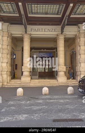 Die kunstvoll verzierten Türen des historischen Bahnhofs Neapel Mergellina, Neapel, Italien Stockfoto