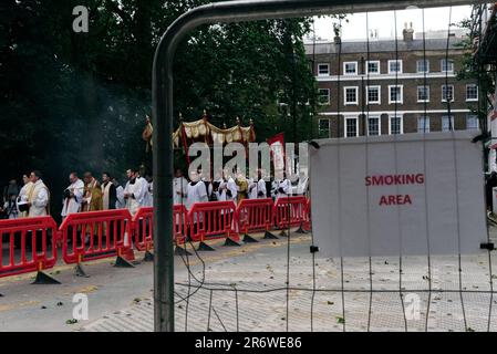 London, 11. Juni 2023. Die jährliche Corpus Christi-Prozession findet im Zentrum von London statt, auf einer Strecke, die in Soho beginnt, die Regents Street entlang Oxford und Bond Street führt und in der Nähe von Selfridges endet. Stockfoto