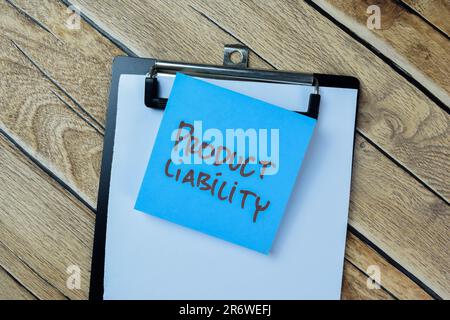 Konzept der Produkthaftung Schreiben Sie auf Haftnotizen, die auf einem Holztisch isoliert sind. Stockfoto