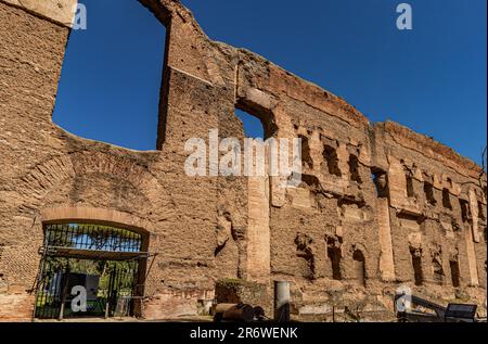 Ruinen der Caracalla-Bäder oder Terme di Caracalla. Die Bäder waren die zweitgrößten öffentlichen römischen Bäder oder Thermen der Stadt, Rom, Italien Stockfoto