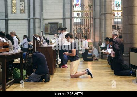 London, 11. Juni 2023. Die jährliche Corpus Christi-Prozession findet im Zentrum von London statt, auf einer Strecke, die in Soho beginnt, die Regents Street entlang Oxford und Bond Street führt und in der Nähe von Selfridges endet. Stockfoto