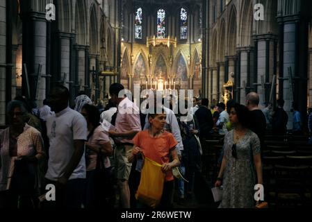 London, 11. Juni 2023. Die jährliche Corpus Christi-Prozession findet im Zentrum von London statt, auf einer Strecke, die in Soho beginnt, die Regents Street entlang Oxford und Bond Street führt und in der Nähe von Selfridges endet. Stockfoto