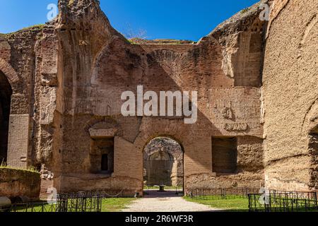 Ruinen der Caracalla-Bäder oder Terme di Caracalla. Die Bäder waren die zweitgrößten öffentlichen römischen Bäder oder Thermen der Stadt, Rom, Italien Stockfoto