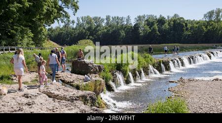 Venta Rapid ist ein Wasserfall auf der Venta in Kuldīga, Lettland. Mit 249 Metern ist es der breiteste Wasserfall Europas. Menschen, die den Wasserfall überqueren. Stockfoto