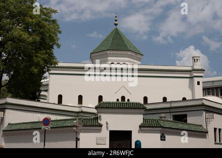 Paris, Frankreich - 06 10 2023: Die große Moschee von Paris. Blick auf die weiße Fassade von außen Stockfoto