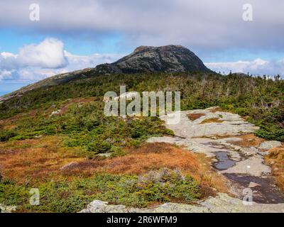 Der Gipfel eines majestätischen Berges erstreckt sich in Richtung des fesselnden Himmels in den Adirondack Mountains im Bundesstaat New York, USA. Stockfoto