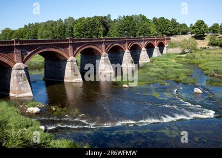 Die alte Backsteinbrücke über die Venta in Kuldiga, Lettland Stockfoto