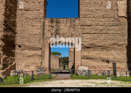 Ruinen der Caracalla-Bäder oder Terme di Caracalla. Die Bäder waren die zweitgrößten öffentlichen römischen Bäder oder Thermen der Stadt, Rom, Italien Stockfoto