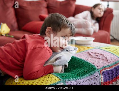 Singles, die sich im Wohnzimmer entspannen und Fernsehen Stockfoto