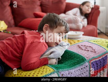 Singles, die sich im Wohnzimmer entspannen und Fernsehen Stockfoto