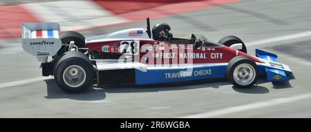 Long Beach, CA - 15. April 2023: Penske PC4 beim Long Beach Grand Prix, gefahren von John Watson in der Saison 1976 F1. Stockfoto