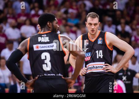 Bonn, Deutschland. 11. Juni 2023. Basketball: Bundesliga, Telekom Baskets Bonn - ratiopharm Ulm, Meisterschaftsrunde, Finale, Spieltag 2, Telekom Dome. Ulms Philipp Herkenhoff (r) reagiert während des Spiels. Kredit: Marius Becker/dpa/Alamy Live News Stockfoto