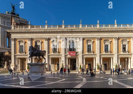 Auf der Piazza del Campidoglio, einem von Michelangelo wunderschön entworfenen öffentlichen Platz auf dem antiken Kapitolshügel, Rom, Italien Stockfoto