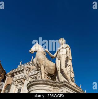 Aus nächster Nähe sehen Sie die Statue von Castor auf dem Gipfel der cordonata, die gestufte Rampe, die zur Piazza del Campidoglio, Rom, Italien führt Stockfoto