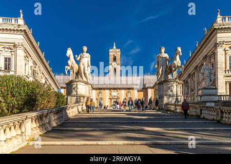 Die Stufenrampe führt zur Piazza del Campidoglio, mit den kolossalen Statuen Castor und Pollux auf dem Gipfel, Kapitolshügel, Rom, Italien Stockfoto