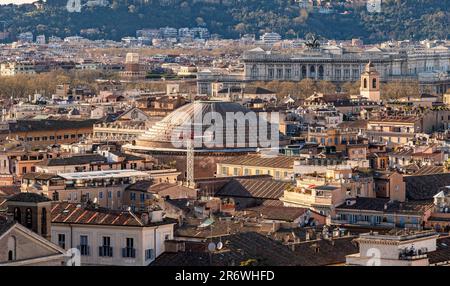 Das Dach des Pantheons von der Aussichtsplattform auf dem Sieger-Emmanuel-II-Denkmal auf der Piazza Venezia, Rom, ich meine Stockfoto