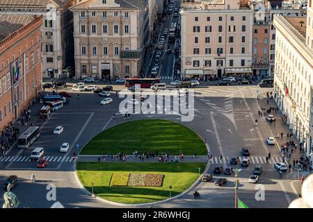 Der Piazza Venezia aus der Vogelperspektive, ein Platz in Rom, an dem sich vier Hauptstraßen vor dem Denkmal Victor Emmanuel II in Rom, Italien, treffen Stockfoto
