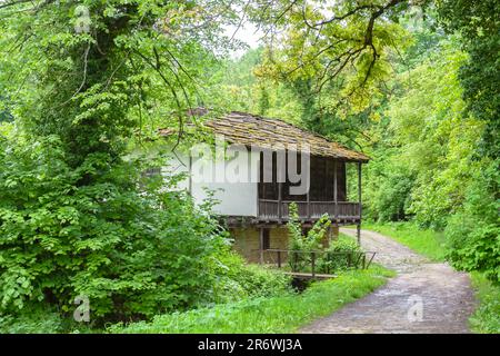 BOZENTSI, BULGARIEN - 26. Mai 2023: Frühlingspanorama alter Häuser im architektonisch-historischen Reservat des Dorfes, Gabrovo, Bulgarien Stockfoto