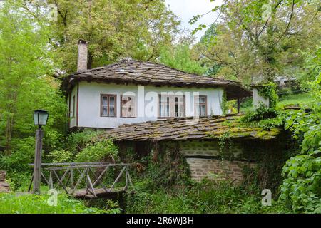 BOZENTSI, BULGARIEN - 26. Mai 2023: Frühlingspanorama alter Häuser im architektonisch-historischen Reservat des Dorfes, Gabrovo, Bulgarien Stockfoto