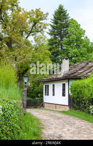 BOZENTSI, BULGARIEN - 26. Mai 2023: Frühlingspanorama alter Häuser im architektonisch-historischen Reservat des Dorfes, Gabrovo, Bulgarien Stockfoto