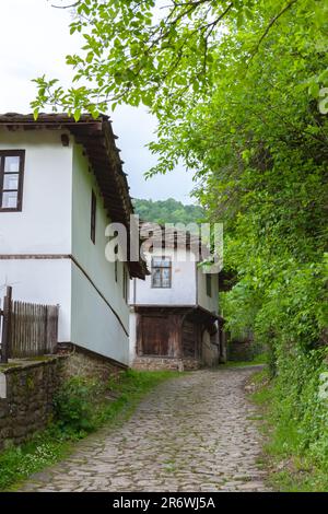 BOZENTSI, BULGARIEN - 26. Mai 2023: Frühlingspanorama alter Häuser im architektonisch-historischen Reservat des Dorfes, Gabrovo, Bulgarien Stockfoto