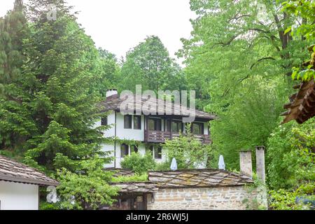 BOZENTSI, BULGARIEN - 26. Mai 2023: Frühlingspanorama alter Häuser im architektonisch-historischen Reservat des Dorfes, Gabrovo, Bulgarien Stockfoto