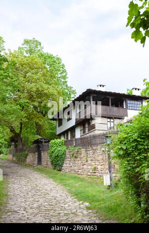 BOZENTSI, BULGARIEN - 26. Mai 2023: Frühlingspanorama alter Häuser im architektonisch-historischen Reservat des Dorfes, Gabrovo, Bulgarien Stockfoto