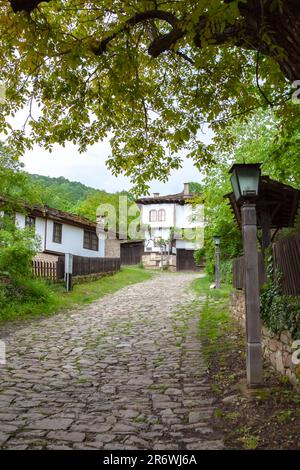 BOZENTSI, BULGARIEN - 26. Mai 2023: Frühlingspanorama alter Häuser im architektonisch-historischen Reservat des Dorfes, Gabrovo, Bulgarien Stockfoto