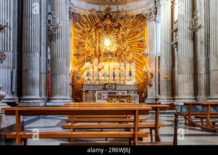 Besucher der Basilika Santa Maria und Martyre im Pantheon, Rom, Italien Stockfoto