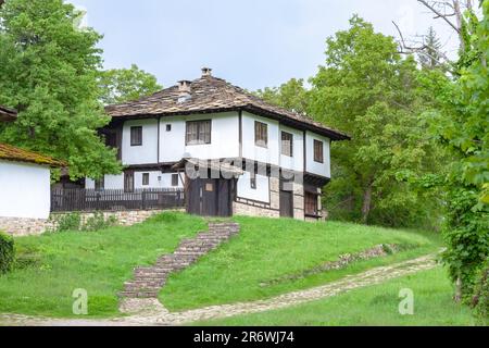 BOZENTSI, BULGARIEN - 26. Mai 2023: Frühlingspanorama alter Häuser im architektonisch-historischen Reservat des Dorfes, Gabrovo, Bulgarien Stockfoto