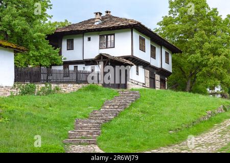 BOZENTSI, BULGARIEN - 26. Mai 2023: Frühlingspanorama alter Häuser im architektonisch-historischen Reservat des Dorfes, Gabrovo, Bulgarien Stockfoto