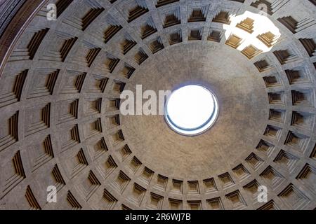 Der oculus oben auf der Kuppel des Pantheons, Rom, Italien Stockfoto