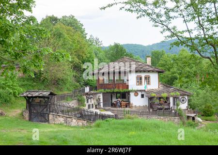 BOZENTSI, BULGARIEN - 26. Mai 2023: Frühlingspanorama alter Häuser im architektonisch-historischen Reservat des Dorfes, Gabrovo, Bulgarien Stockfoto