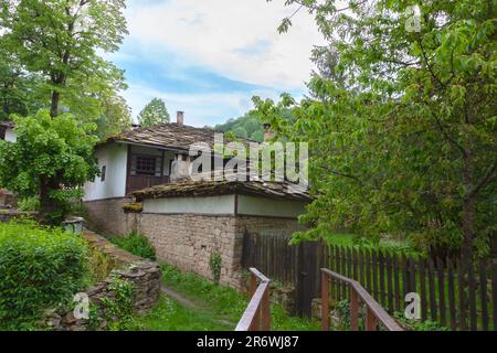 BOZENTSI, BULGARIEN - 26. Mai 2023: Frühlingspanorama alter Häuser im architektonisch-historischen Reservat des Dorfes, Gabrovo, Bulgarien Stockfoto