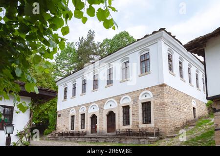 BOZENTSI, BULGARIEN - 26. Mai 2023: Frühlingspanorama alter Häuser im architektonisch-historischen Reservat des Dorfes, Gabrovo, Bulgarien Stockfoto