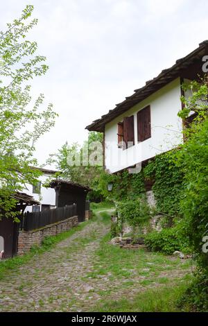 BOZENTSI, BULGARIEN - 26. Mai 2023: Frühlingspanorama alter Häuser im architektonisch-historischen Reservat des Dorfes, Gabrovo, Bulgarien Stockfoto