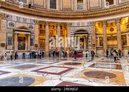 Besucher der Basilika Santa Maria und Martyre im Pantheon, Rom, Italien Stockfoto