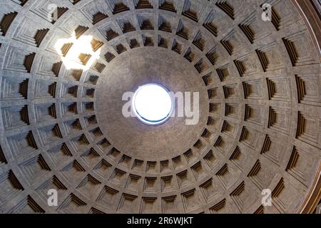 Der oculus oben auf der Kuppel des Pantheons, Rom, Italien Stockfoto