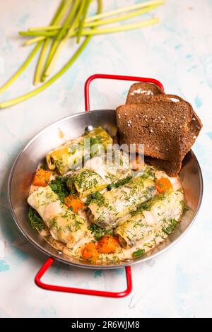 Köstliche Kohlbrötchen mit einem Stück Roggenbrot. Stockfoto