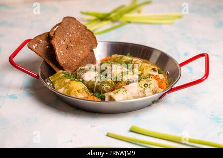 Köstliche Kohlbrötchen mit einem Stück Roggenbrot. Stockfoto