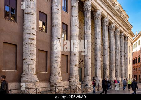 Die äußeren überlebenden Kolonnaden der Überreste des Hadrian-Tempels wurden in ein späteres Gebäude auf der Piazza di Pietra, Rom, Italien integriert Stockfoto