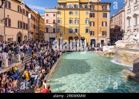 Menschenmassen am Trevi-Brunnen auf der Piazza di Trevi, Rom, Italien Stockfoto