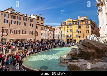 Menschenmassen am Trevi-Brunnen auf der Piazza di Trevi, Rom, Italien Stockfoto