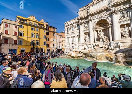 Menschenmassen am Trevi-Brunnen auf der Piazza di Trevi, Rom, Italien Stockfoto