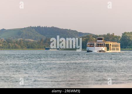 Touristenbootfahrt auf dem Rhein zwischen Straßburg und Bale. Bas-Rhin, Collectivite europeenne d'Alsace, Grand Est, Frankreich. Stockfoto