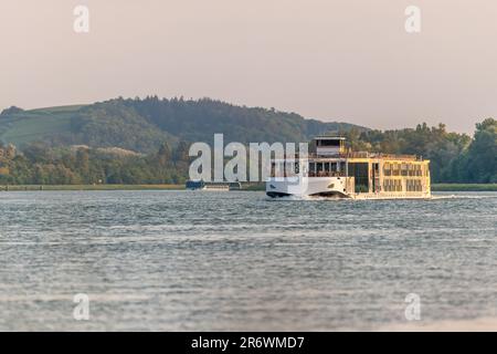 Touristenbootfahrt auf dem Rhein zwischen Straßburg und Bale. Bas-Rhin, Collectivite europeenne d'Alsace, Grand Est, Frankreich. Stockfoto